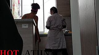 Trio met buurvrouw in keuken - Medellín gekte!