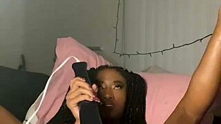 Не верится, как эта черная 18+ шлюшка сквиртит на мой большой черный хуй!