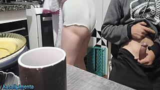 Begegnete Dienstmädchen in winzigen 18+ Shorts, die mich bei der Arbeit teasen