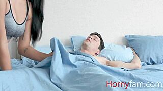 زوجة أب تشارك أفكار تابو مع أخت زوج أب