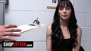 Het 18+ jente konfrontert av betjent etter butikktyveri