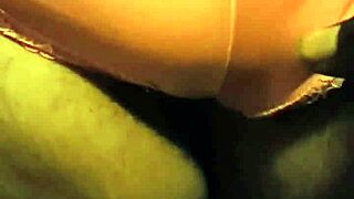 Hej, poglej to debelo mamo, ki vzame ogromen črn kurac kot profesionalka! 😍