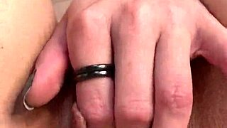 Hej, kolla denna riktiga amatörs fitta närbild onani dag 8 😏