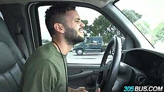 Сочна латиноамериканка чукана силно в автобуса