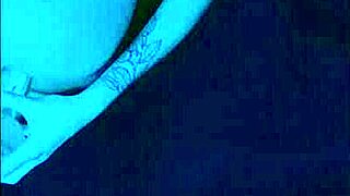 Søde 18-årige Arinafox onanerer med dildo i bikini