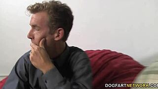 خطوة ابنة شارلوت فال تركب زب أسود كبير وأب يشاهد في صدمة. مذهول من فعل زب ضخم.