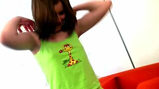 Amatoriale Giovane Brunetta con Fica Rasata Masturbazione Solo