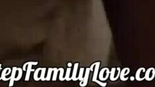 Styvfar fångar styvdotter som onanerar och erbjuder sin kuk för en vild blowjob! 😜