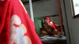 Muslimská nevlastní máma se plíží do pokoje nevlastního syna pro divoký sex! Jak mohla odolat takovému pokušení?