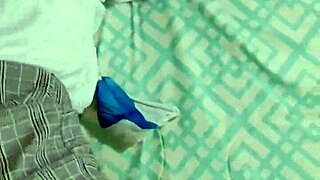 Min stedfar knuller meg med uniform på rett etter skolen