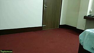 Vroča indijska punca uživa v vroči roleplay seksu z mladeničem 18+ v viralnem klipu