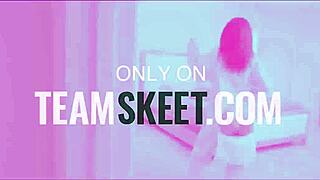 Innocente Ragazza Naiomi Mae Beccata nel Retro per Taccheggio