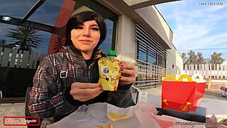 latina youtuber mcdonalds'ta sosla büyük siki sürtüyor