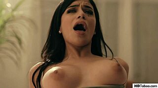 Savannah Sixx îl tachinează pe fratele prietenului ei răsucit în secret