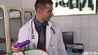 בחורה רוסית צעירה ליאונה מזיינת כוס של תלמידת בית ספר עם רופא