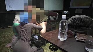 Intenzivna igra dildom ostavlja me da se tresem sa željom za velikim sisama mlade