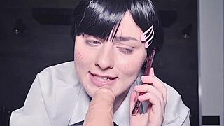 Kobeni bedriegt door lul te zuigen aan de telefoon voor het eerst