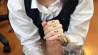 Hey, ¿quieres ver a una universitaria caliente chupar la polla dura de su profesor?