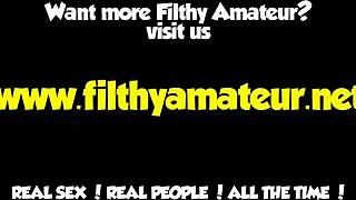 Predstav si nádhernú brunetku 18+ berúcu dva kokoty v horúcej trojke 😈💦