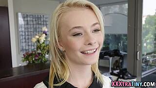 Sisanje tinejdžerke zadirkuje veliki kurac za lepljivi ejakulat kraj