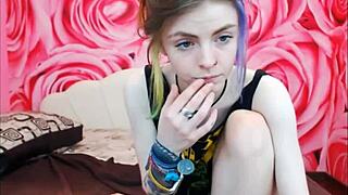 Suloinen tatuoitu teini 18+ jakaa mehukkaita webcam-hetkiä