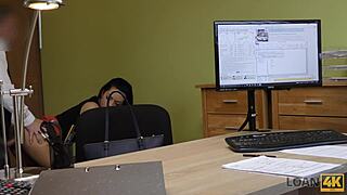 Seksi kız borç için vücudunu para karşılığı sunuyor