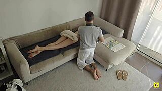 Перверзен масажист хванат да прави крем пай на Кандice Делауеър на скрита камера… човече, не исках да гледам всичко!