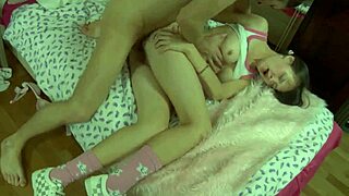 يا، شوفي هذه التنانير القصيرة الجنسية على شابة روسية 18+ بصدر طبيعي!