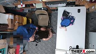 Tiener inbreker gestraft met grote lul in garage