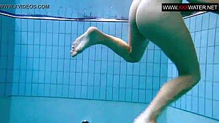 アンドレアとモニカが楽しいスイミングプールタイムを楽しむ