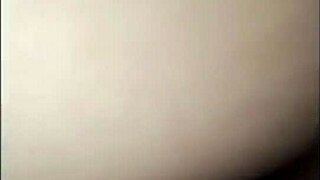 हॉट इंडोनेशियन वाइफ वाइल्ड एक्शन की प्यासी है! 😈