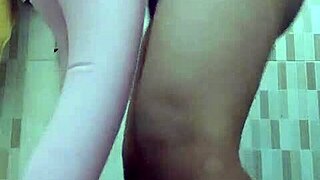 Německá indonéská teta dává handjob na ulici za nájem.