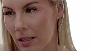 Сиськастая милф Банни Мэдисон учит пианино и соблазняет молодого студента 18+