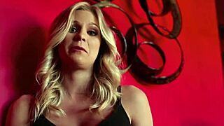 Ragyogó leszbikus tinik ujjazzák a kis ciciket HD-ben