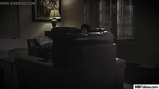 야한 여자 교활한 삼촌 로건 피어스와 에밀리 윌리스에게 유혹돼