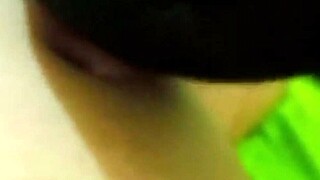 Krásna žena zo Semarangu ukazuje bezchybné telo v domácej akcii