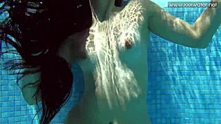 Svømmebasseng Nudist Action Av Sexy Latina Babe Andreina