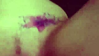 Ragazza Occhi Preziosi si nutre del cazzo del fratellastro, esplorando desideri innocenti in incontro tabù.