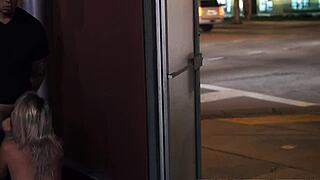 Teen Valerie White se folla duro en el garaje