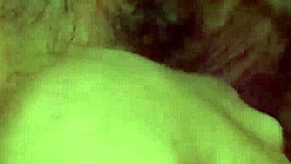 Млада космата бременна тийн в интензивно първо действие