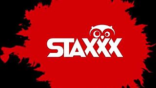 Si poglej to rdečelasko 18+, kako si strga obleke in vzame trd kurac v postelji?