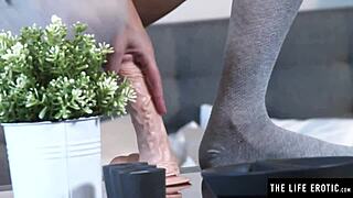 Krásná holka, ukaž mi tu těsnou kundu na obří hračce!