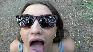 Horká holka dává veřejný blowjob v parku