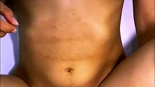 hijastrastrastra je bila tako ozka, da je bila videti kot devica, ampak on je vedel, da ni