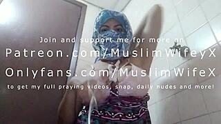 أم عربية هاوية حقيقية محجبة تخرج رذاذ من كسها الكريمي على الكاميرا