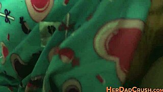 Trhám oblečenie tejto roztomilej mladej 18+ a sledujem ako jazdi na mojom kurci v POV striptease, nie moja dcéra