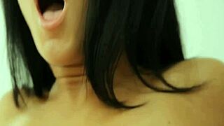 Tato legální mladá medová holka si užívá hluboký prcat s přítelem 😍. Miluje cucat jeho ptáka a hrubý sex