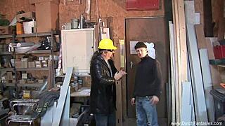 Холандска учителка с очила чука гореща студентка