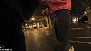 Девушка сосет член незнакомца в машине и выжимает каждую каплю