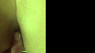 Nechala jsem dveře otevřené a zůstala na čtyřech, maninho vešel a šukal mi prdel a pičku s tím chutným kacafírkem